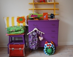 Puošiame vaikų kambarį: gelsvi ir purpuriniai atspalviai