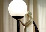 Art Deco stiliaus lempa su moters figūra